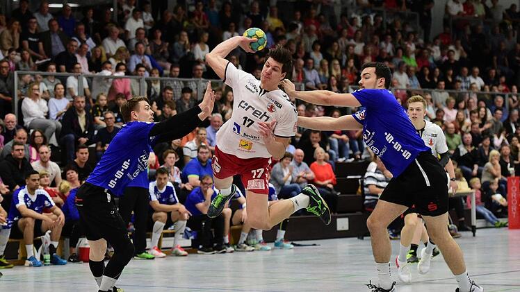 Konstantin Singwald (am Ball) war im Angriff und in der Abwehr der auffälligste Spieler des HSC Bad Neustadt. Auch seine Energieleistung konnte freilich nicht verhindern, dass der HSC gegen Hanau 24:26 verlor. Anders