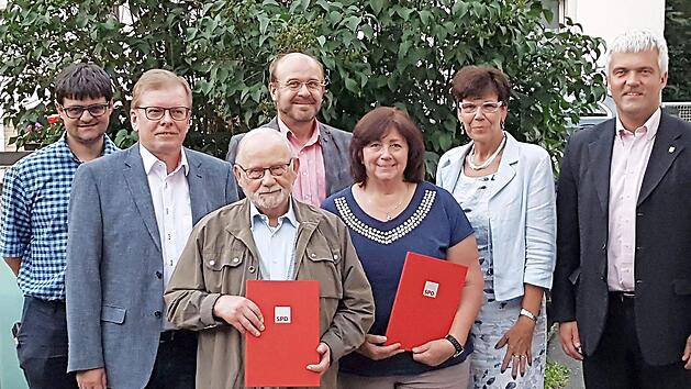 Der SPD-Ortsverband Ludwigsstadt ehrte Eva Jahn (Dritte von rechts) und Horst Brummer (Dritter von links) für 25 Jahre Mitgliedschaft. Mit im Bild (von links) der Lauensteiner SPD-Vorsitzende Mario Ziener, Vorsitzender Hubert Bischoff, Kreisvorsitzender Ralf Pohl, Landtagsabgeordnete Susann Biedefeld sowie Bürgermeister Timo Ehrhardt. Foto: hs