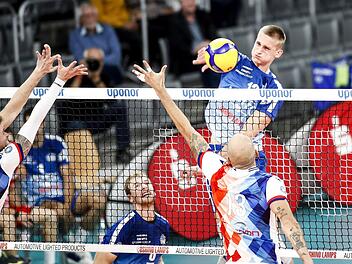 Der Neu-Eltmanner Math&auml;us Jurkovics, hier beim Schmetterball im Spiel gegen Frankfurt, trifft am Mittwochabend auf seinen Ex-Verein. Foto: Daniel L&ouml;b