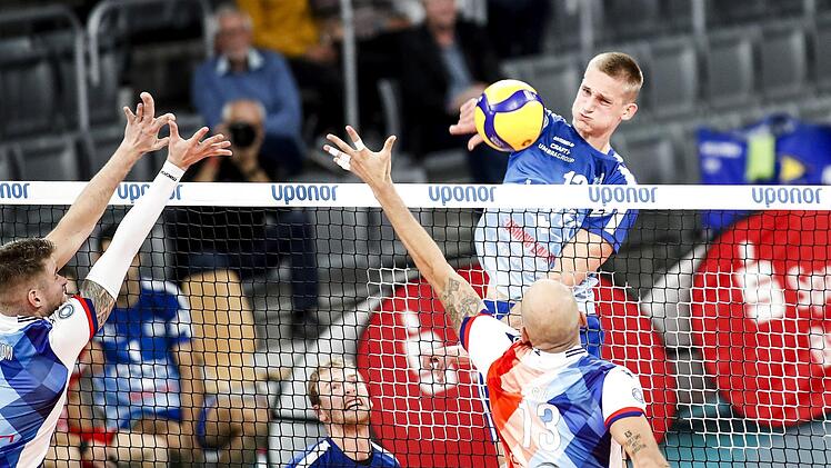 Der Neu-Eltmanner Math&auml;us Jurkovics, hier beim Schmetterball im Spiel gegen Frankfurt, trifft am Mittwochabend auf seinen Ex-Verein. Foto: Daniel L&ouml;b