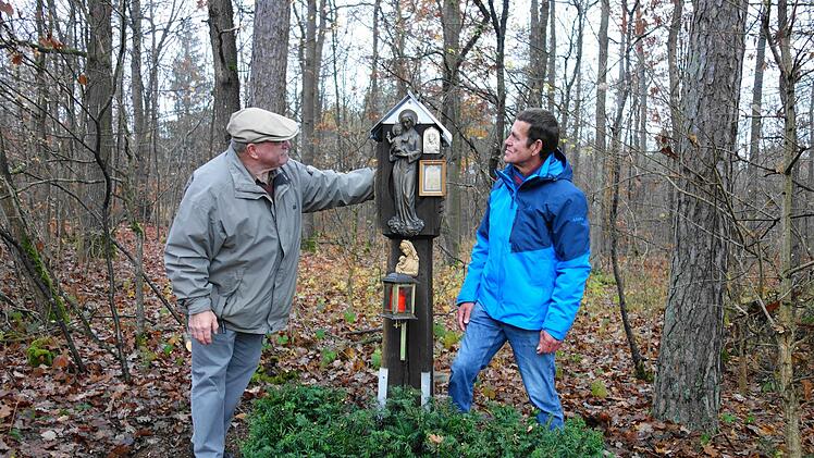 Wolfgang Wagner und Ewald Baumeister betrachten das fertige Werk. Sie haben ein Bildstock am Seelenholz auf dem Schindberg hergerichtet.