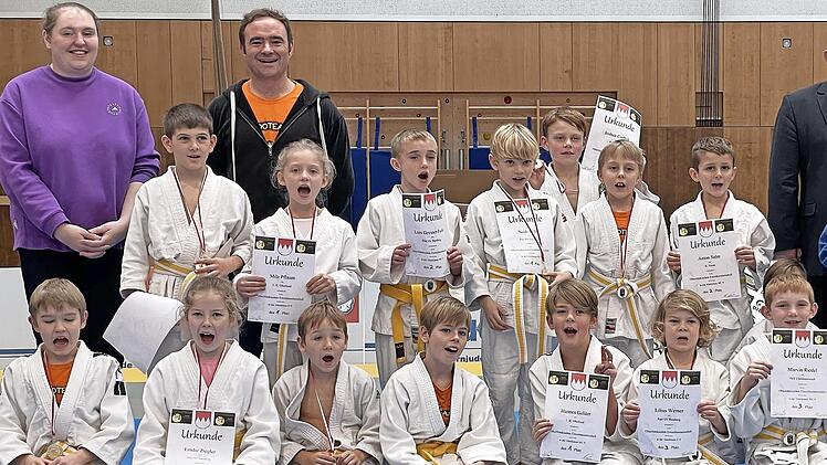 Die freudestrahlenden U9-Jugendtalente zeigen stolz ihre Urkunden und Medaillen.