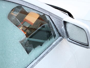 Scheiben enteisen, Scheiben eingefroren, Winter, Frost, Autoscheiben, Auto