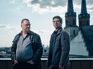 Die Kommissare Henry Koitzsch (Peter Kurth, links) und Michael Lehmann (Peter Schneider) ermitteln - wohl zum letzten Mal - gemeinsam in Halle. Wer sich an die erste Folge erinnern kann, wei&szlig;: Es muss noch ein M&ouml;rder gefunden werden! Selten war ein Krimi so sehr Milieu- und Lebensgef&uuml;hl-Studie wie diese Ballade Deutschland-Ost.