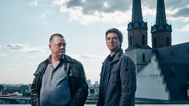 Die Kommissare Henry Koitzsch (Peter Kurth, links) und Michael Lehmann (Peter Schneider) ermitteln - wohl zum letzten Mal - gemeinsam in Halle. Wer sich an die erste Folge erinnern kann, wei&szlig;: Es muss noch ein M&ouml;rder gefunden werden! Selten war ein Krimi so sehr Milieu- und Lebensgef&uuml;hl-Studie wie diese Ballade Deutschland-Ost.