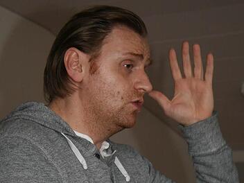 Kriminalhauptkommissar Peter Stenglein informierte die Feuerwehrjugend in Stadtsteinach über die Suchtgefahren. Fotos: Sonja Adam