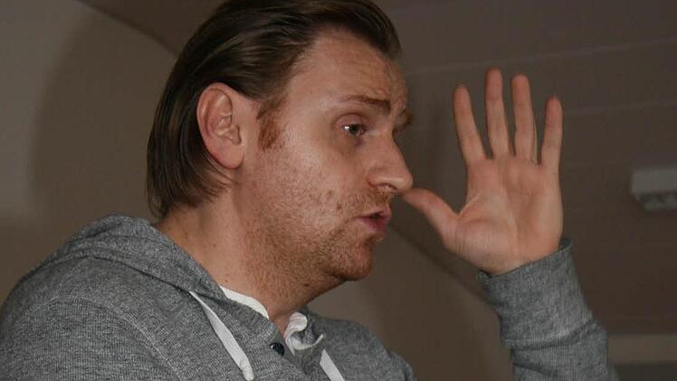 Kriminalhauptkommissar Peter Stenglein informierte die Feuerwehrjugend in Stadtsteinach über die Suchtgefahren. Fotos: Sonja Adam