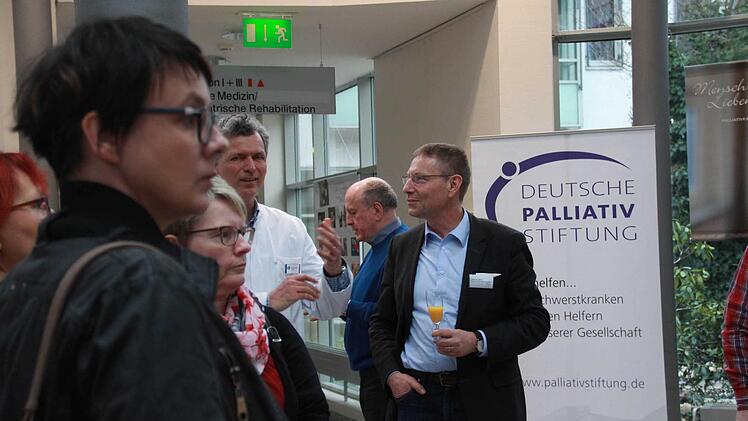 Die Deutsche Palliativstiftung stellt Fotografien ihres Jahreskalenders in der Capio Franz von Prümmer Klinik aus - und will damit ein Tabu aufbrechen. Foto: Carmen Schmitt