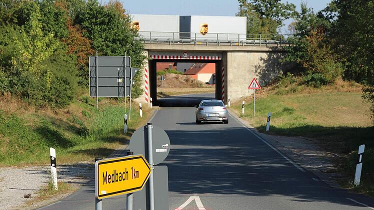 Wünschenswert wäre ein Radweg unter der A3 bei Reduzierung der Durchfahrt auf eine Fahrspur. Foto: Andreas Dorsch