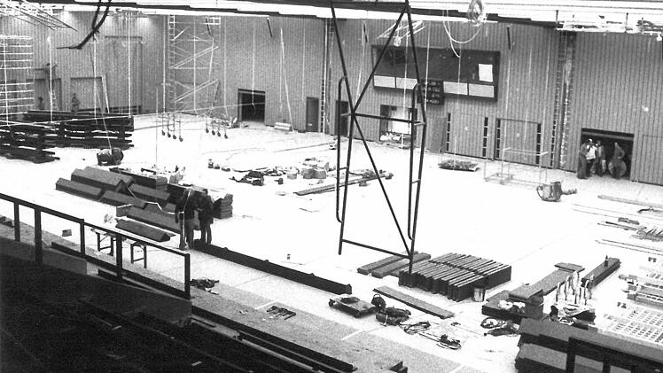 Auf dem Hallenboden warteten im März 1977 die Einzelteile der Zuschauertribüne darauf, eingebaut zu werden. Fotos: CT-Archiv - Norbert Klüglein (6) / Hess (1)