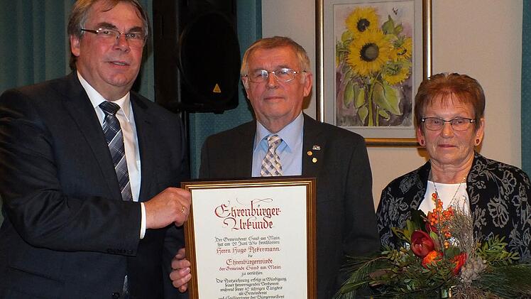 Ohne die Familie geht das nicht: Hugo Ackermann wurde zum Ehrenbürger der Gemeinde Sand ernannt. Bürgermeister Bernhard Ruß (links) überreichte ihm die Ernennungsurkunde im Beisein von Gattin Mathilde Ackermann. Foto: Alfons Beuerlein
