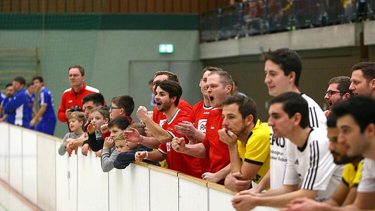 Beim Siebenmeterschießen im Viertelfinale fieberten die Akteure an der Bande mit. Foto: Monika Limmer