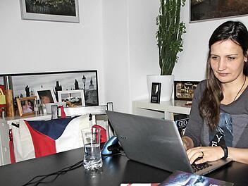 In ihrem Wohnzimmer in Röttenbach schreibt Sina Geerling Kurzgeschichten über Prag und Tschechien. Am 4. Februar wird in Heroldsbach daraus vorgelesen.  Foto: Andreas Schmitt