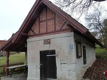 Für das ehemalige Backhaus in Schlettach, den Dorfmittelpunkt, steht eine Renovierung an. Foto: Lothar Weidner