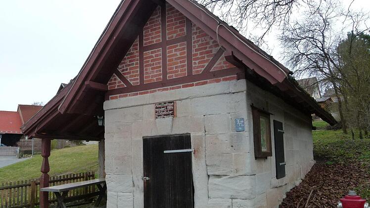 Für das ehemalige Backhaus in Schlettach, den Dorfmittelpunkt, steht eine Renovierung an. Foto: Lothar Weidner