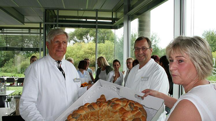Der Ruhestand ist gebacken: Petra Puchinger, die im Kreißsaal arbeitet, wünscht ihrem scheidenden Chef in Brotform "Alles Gute".