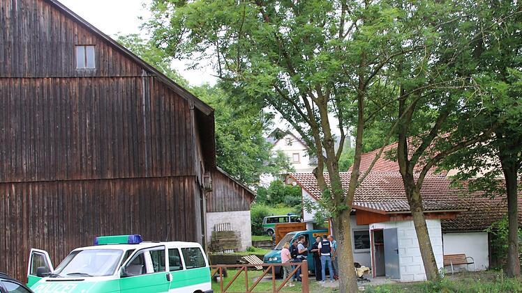 Mehrere Stunden lang durchsuchte die Polizei dieses Anwesen in Wehelitz. Foto: Katrin Geyer