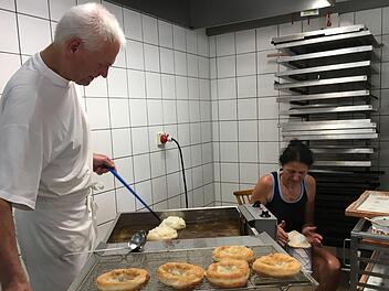 Die Tage, die   Bäckermeister Ludwig Schmitt noch in seiner  Aschbacher Backstube stehen wird, sind gezählt. Foto: Anette Schreiber