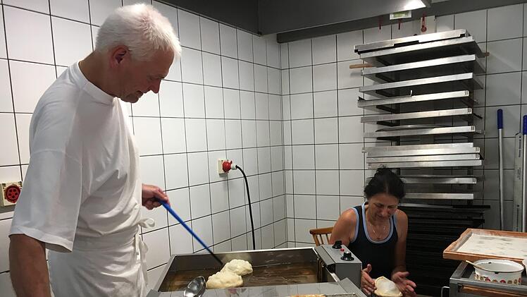 Die Tage, die   Bäckermeister Ludwig Schmitt noch in seiner  Aschbacher Backstube stehen wird, sind gezählt. Foto: Anette Schreiber