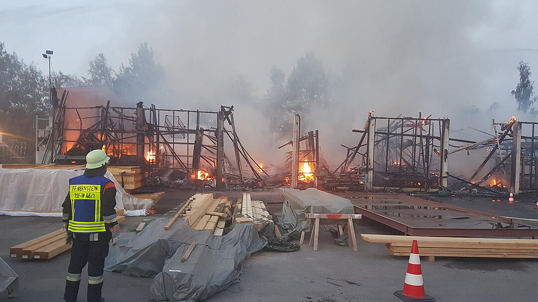 Lagerhalle in Wunsiedel komplett abgebrannt - Schaden enorm, Einsturzgefahr