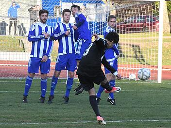 Das Bollwerk hält. Auch bei Standards, hier beim Freistoß von Kissingens Fuaad Kheder, war die Abwehr des TSV Münnerstadt im Derby nicht zu bezwingen, sodass sich hernach die Lauerstädter über den vierten Sieg in Serie freuen durften.Hopf
