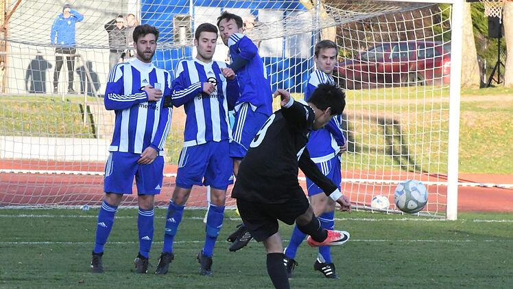 Das Bollwerk hält. Auch bei Standards, hier beim Freistoß von Kissingens Fuaad Kheder, war die Abwehr des TSV Münnerstadt im Derby nicht zu bezwingen, sodass sich hernach die Lauerstädter über den vierten Sieg in Serie freuen durften.Hopf