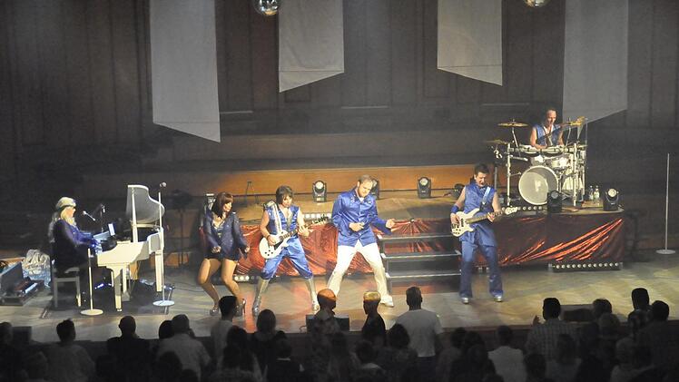 Die Band ABBA today nahm mit ihrer atemberaubenden Bühnenshow die Zuhörer mit auf eine Reise in die 70er Jahre und zu den legendären Songs der schwedischen Kultband ABBA. Foto: Peter Klopf