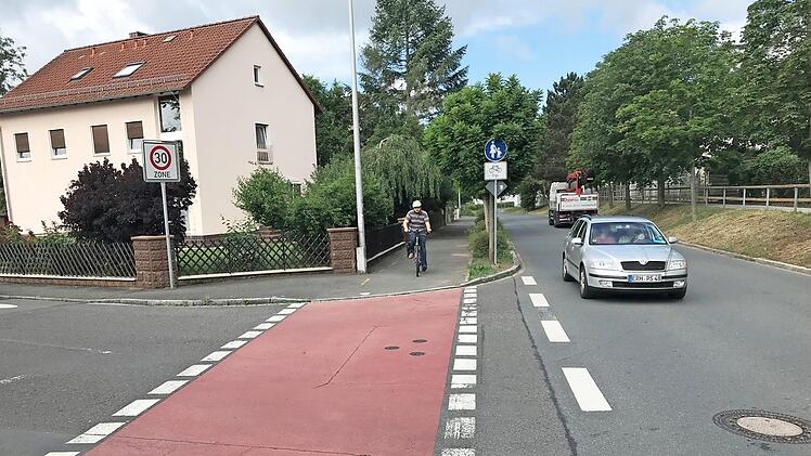 Ein Stück Radweg, an dem es immer wieder zu kritischen Situationen kommt: der Radweg entlang der Straße Zum Flughafen.