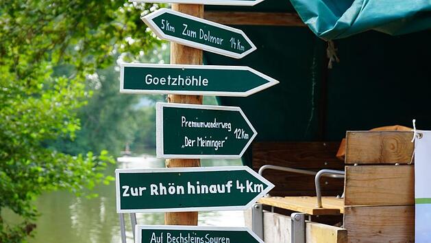 Mit diesem Wegweiser haben die Organisatoren von der Meiningen GmbH auf die Wanderziele des 11. Rh&ouml;ner Wandertages aufmerksam gemacht, der 2020 in Meiningen stattfinden wird.  Foto: Kathrin Kupka-Hahn