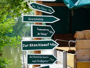 Mit diesem Wegweiser haben die Organisatoren von der Meiningen GmbH auf die Wanderziele des 11. Rhöner Wandertages aufmerksam gemacht, der 2020 in Meiningen stattfinden wird.  Foto: Kathrin Kupka-Hahn