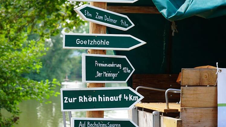 Mit diesem Wegweiser haben die Organisatoren von der Meiningen GmbH auf die Wanderziele des 11. Rhöner Wandertages aufmerksam gemacht, der 2020 in Meiningen stattfinden wird.  Foto: Kathrin Kupka-Hahn