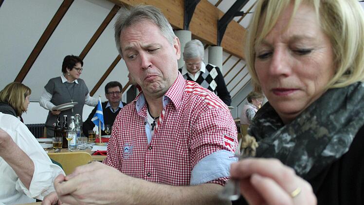 Kritische Blicke angesichts von Haggis, aufgenommen bei einem "Burns Supper" der vergangenen Jahre in Lichtenfels. Im Bild Hans Borchert und seine Frau Daniela