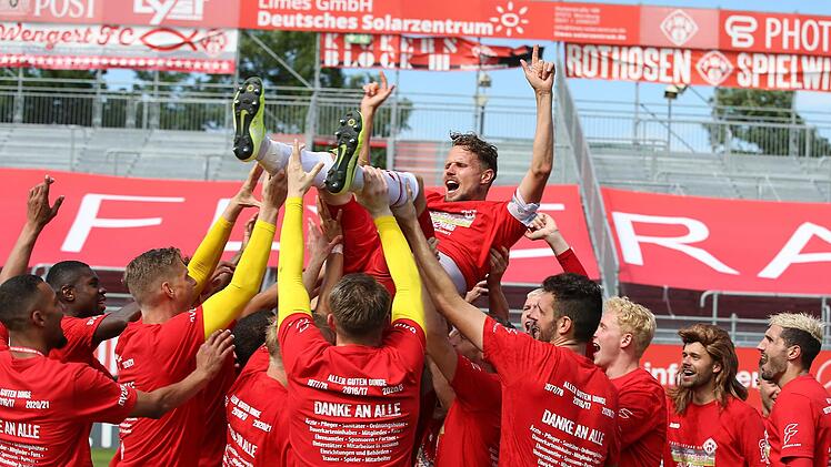 Die Spieler der Würzburger Kickers werfen ihren Aufstiegshelden und Kapitän Sebastian Schuppan in die Höhe. Foto2press/Frank Scheuring