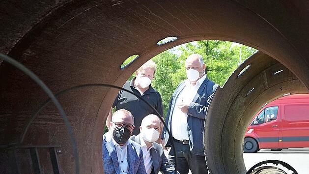 Sebastian Straubel, Matthias Hanstein, Heiko Klug und Martin Stingl (von links) begutachten die Tr&uuml;mmer der ausgebauten Heizanlage.