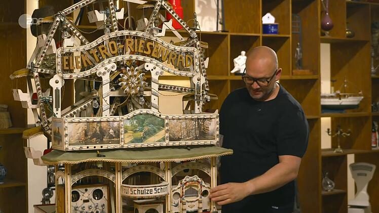 Das von Hand gefertigte Elektro-Riesenrad aus der Zeit zwischen 1930 und 1950 bewertete Sven Deutschmanek mit 1.200 bis 1.600 Euro. "Ich habe genau in der Art ein Karussell", kaufte sich Fabian Kahl für 1.100 Euro das Riesenrad dazu.