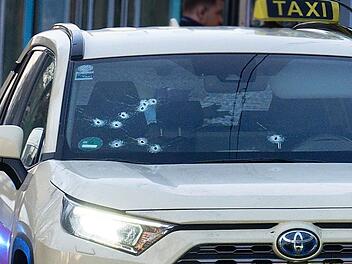 Sch&uuml;sse auf Taxi-Fahrgast