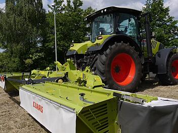 Gigantisch groß sind die Maschinen, mit denen heutzutage die Felder bearbeitet werden. Als der Maschinenring noch in den Kinderschuhen steckte, waren die Maschinen deutlich kleiner.