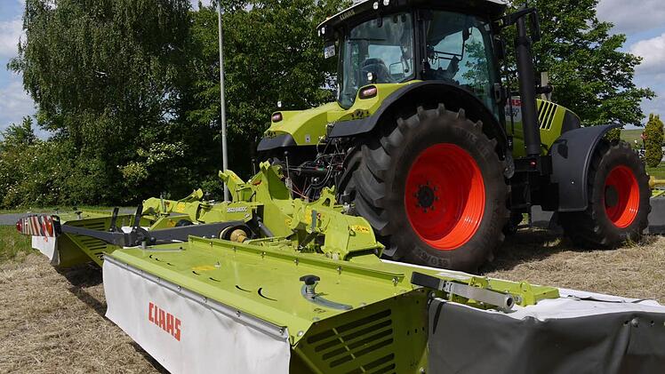 Gigantisch groß sind die Maschinen, mit denen heutzutage die Felder bearbeitet werden. Als der Maschinenring noch in den Kinderschuhen steckte, waren die Maschinen deutlich kleiner.