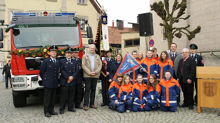 Das neue HLF 20 wurde am Samstag bei der Freiwilligen Feuerwehr Eltmann offiziell in Dienst genommen. Den kirchlichen Segen erhielt auch der Wimpel der Jugendfeuerwehr, den Peter Kremer stiftete. Mit im Bild Zweiter Kommandant Roland Antongiovanni, Feuerwehrvereinsvorsitzender Jens Habermann, federführender Kommandant Uwe Hümmer, Sponsor Peter Kremer sowie Dritter Kommandant Fabian Hümmer, stellvertretender Landrat Günther Geiling und Bürgermeister Michael Ziegler). Fotos: Sabine Weinbeer