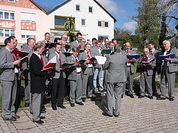Das Osterbrunnensingen hat beim Männergesangverein Geschwand lange Tradition.  Foto: Galster