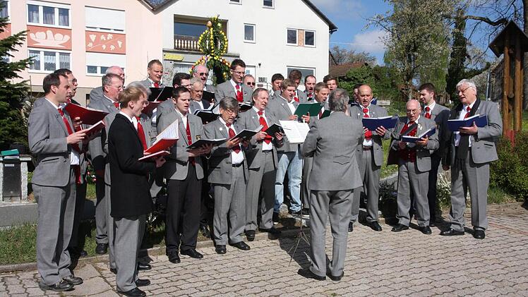 Das Osterbrunnensingen hat beim Männergesangverein Geschwand lange Tradition.  Foto: Galster