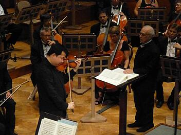 Kollegiale Geste: Als Ning Feng die große Kadenz des Paganini-Konzerrts spielte, stieg Lawrence Foster von seinem Pult, um einfach nur zuzuhören. Fotos: Ahnert