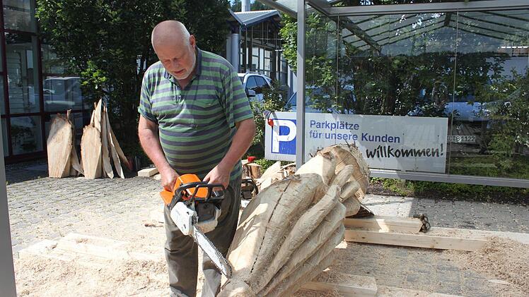 Ralf Klement arbeitet an einem Sonnenschirm. Foto: Schadeck