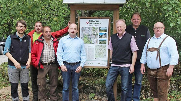 Einweihung der "Extratour Michelsberg": Landrat Thomas Bold, Thomas Lemke (Naturpark & Biosphärenreservat Bayer. Rhön e.V.), Fabian Nöth, Robert Reuscher, Zweiter Bürgermeister Michael Kastl, Bürgermeister Helmut Blank, Michael Pfaff (Geschäftsführer Tourismus GmbH Bayerische Rhön) und Tourismusreferent Klaus Schebler