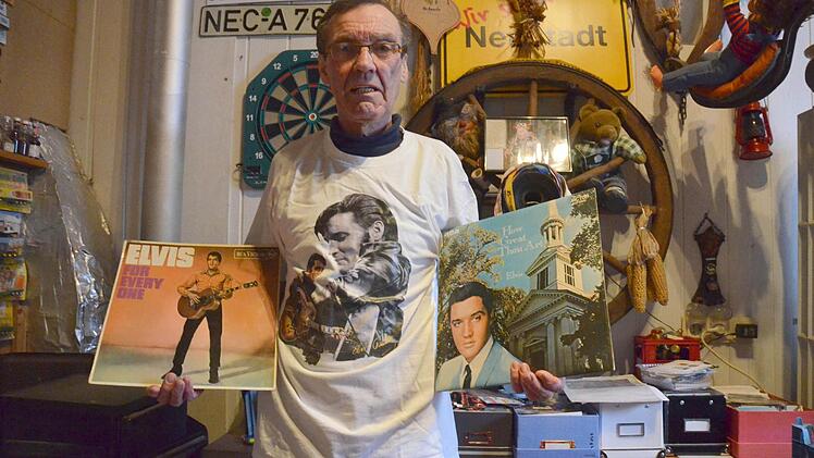 Sammlerglück: Zwei von sieben Elvis-Platten, die ein kleiner Laden in Schottland führte, fehlten noch in Klaus Gosslers Sammlung. Im März sind sie bei einer Sonderausstellung im Rahmen der Grenzlandtauschtage zu sehen. Foto: Rainer Lutz