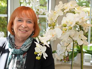 Managerin einer Orchideenplantage - dieser Traum in jungen Jahren ging für Ingrid Hofmann nicht in Erfüllung. Stattdessen gründete sie eine Zeitarbeitsfirma. In ihrem Wohnhaus in Hiltpoltstein umgeben sie heute zumindest einige der Blumen, in ihrer Lieblingsfarbe Weiß. Foto: Ronald Rinklef