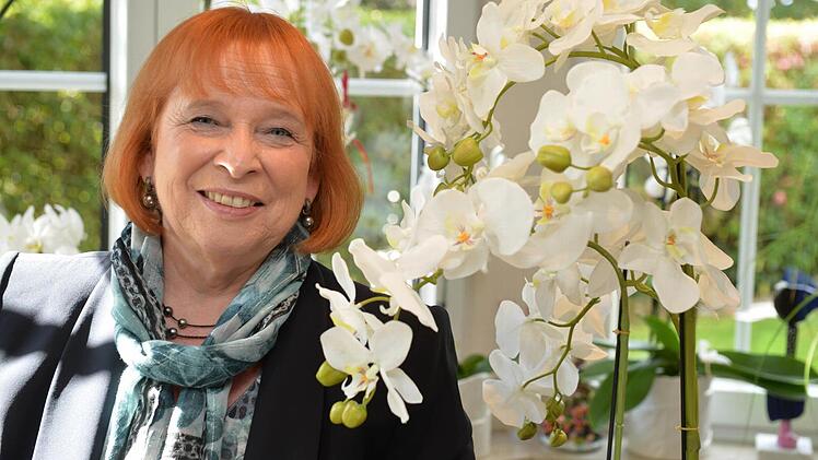 Managerin einer Orchideenplantage - dieser Traum in jungen Jahren ging für Ingrid Hofmann nicht in Erfüllung. Stattdessen gründete sie eine Zeitarbeitsfirma. In ihrem Wohnhaus in Hiltpoltstein umgeben sie heute zumindest einige der Blumen, in ihrer Lieblingsfarbe Weiß. Foto: Ronald Rinklef