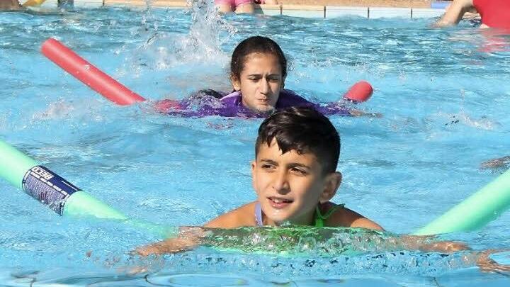 Schwimmkurs für Flüchtlingskinder im Kulmbacher Freibad Foto: Dagmar Besand