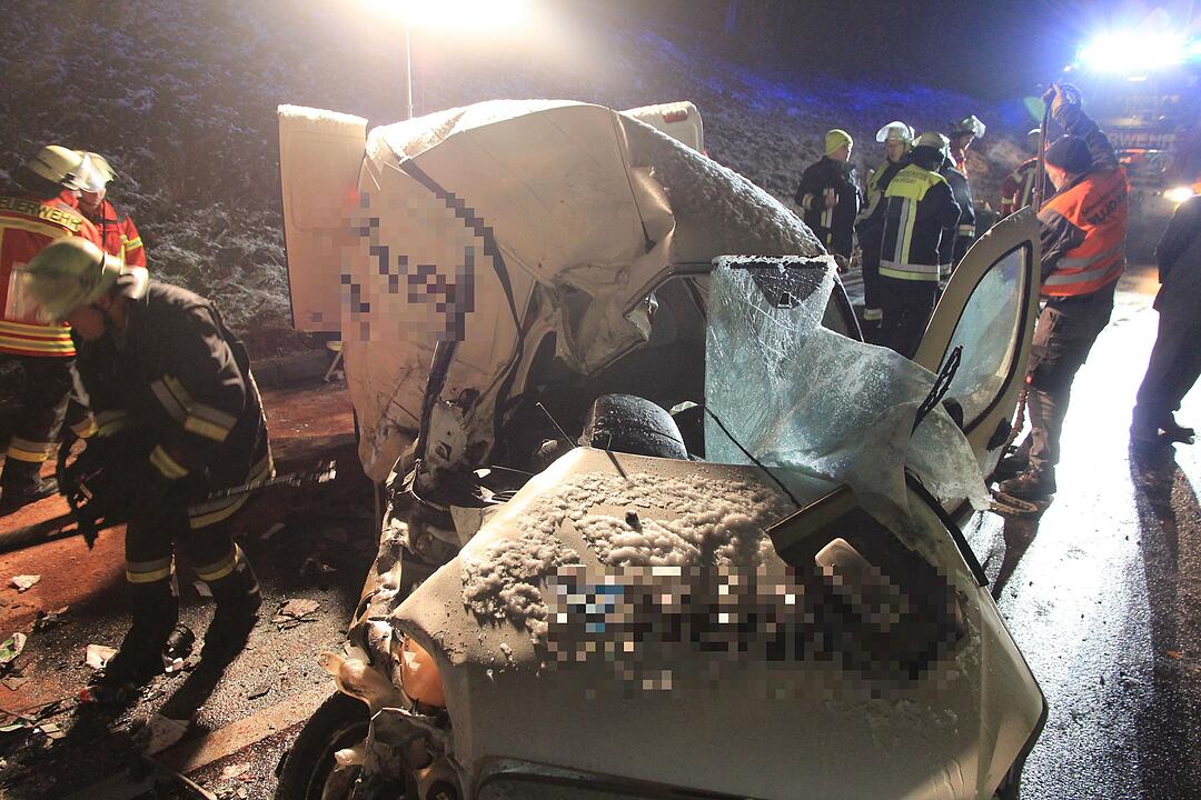 Tödlicher Glätteunfall in Unterfranken – Lkw und Kastenwagen krachen frontal ineinander