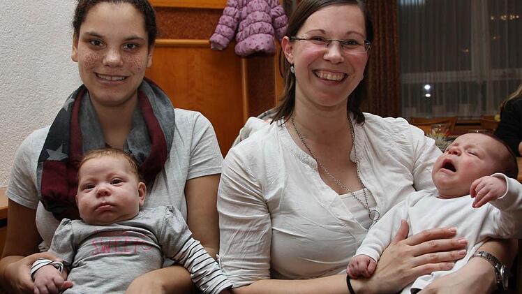 Mia Marie (links mit Mama Monique) und Manuel (rechts mit Mama Verena) sind mit gut sieben Wochen die derzeit jüngsten Mitglieder des AMSC Hammelburg. Der Club hat aktuell 354 Anhänger. Foto: Karlheinz Franz